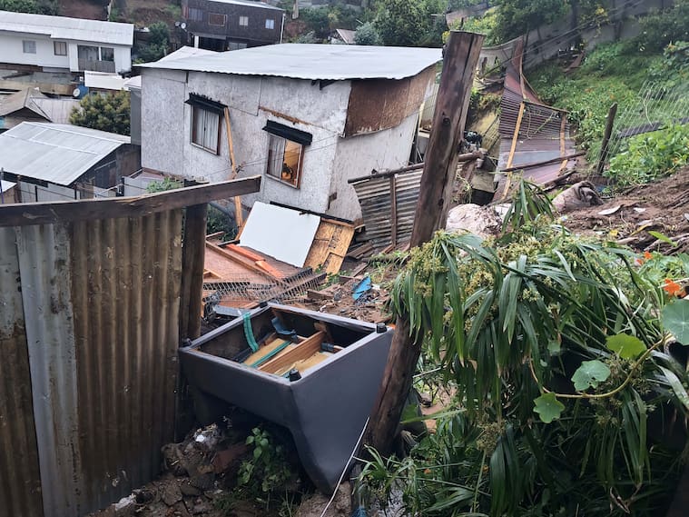 20 DE OCTUBRE DE 2026 / VIÑA DEL MAR
Casa se derrumbo en Reñaca Alto producto del frente de mal tiempo que afecta a la Región de Valparaíso.
FOTO: PABLO OVALLE ISASMENDI / UNO NOTICIAS