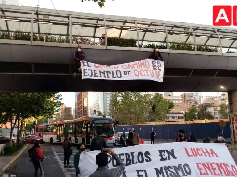 Estudiantes de la ACES protestaron en Providencia a dos años del estallido social: se colgaron de un puente peatonal