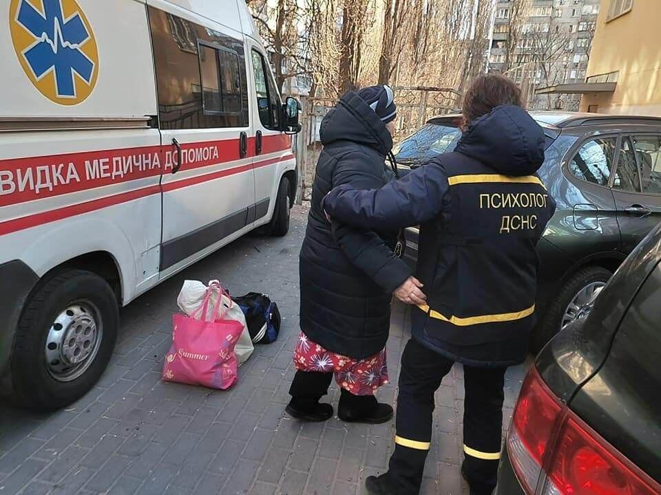 Personal de emergencia asiste a los vecinos de un barrio en Kiev