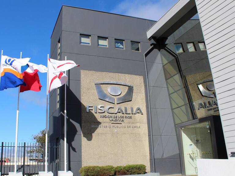 Detienen a pareja en Valdivia acusada de amenazar de muerte a fiscal Jaime Calfil