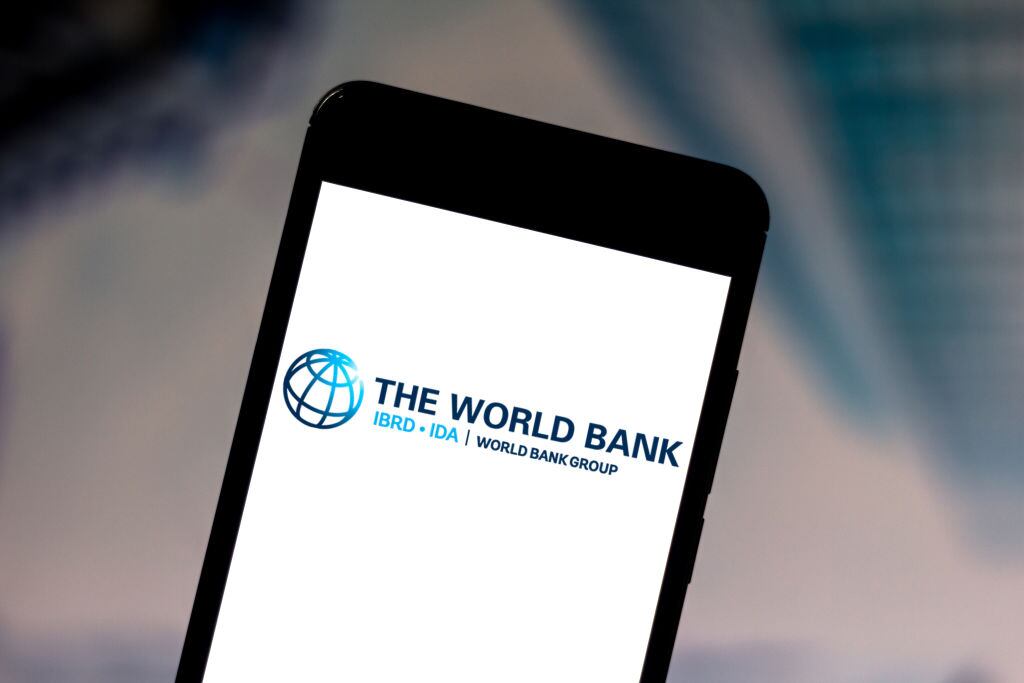 El logo del Banco Mundial en un smartphone