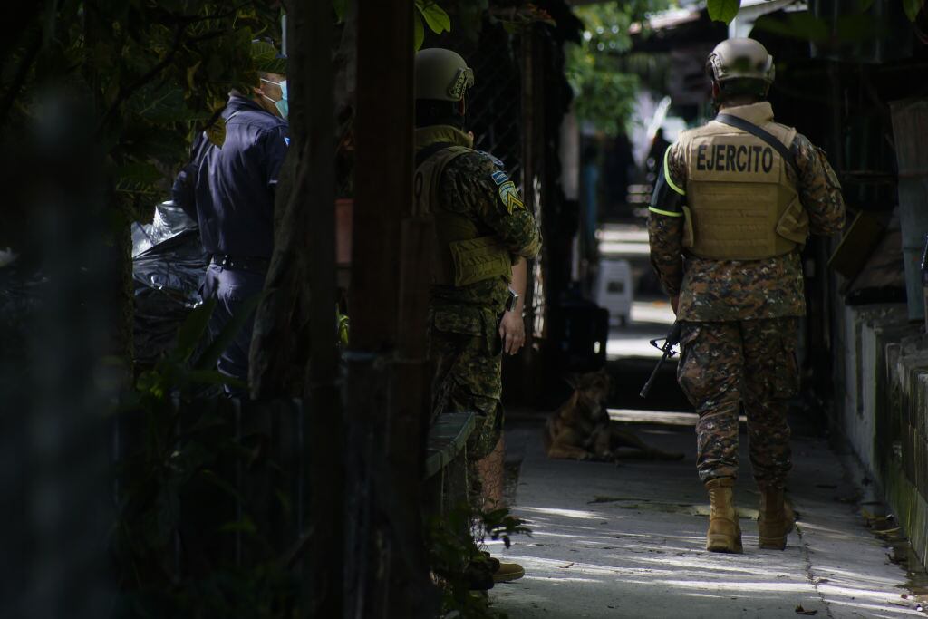 Soldados de El Salvador vigilan las calles de la capital San Salvador