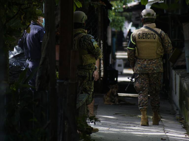 Soldados de El Salvador vigilan las calles de la capital San Salvador