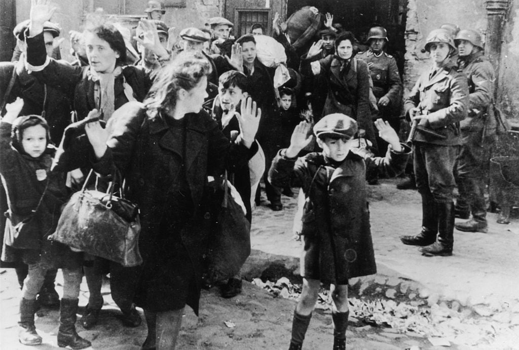 Militares nazis detienen a judíos polacos en Varsovia