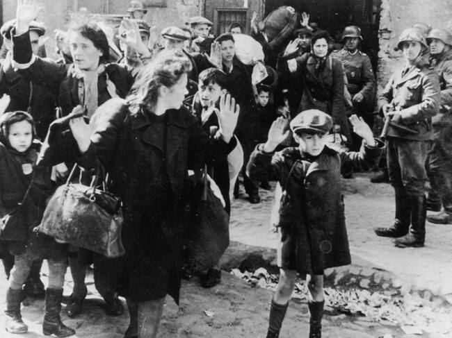 Militares nazis detienen a judíos polacos en Varsovia