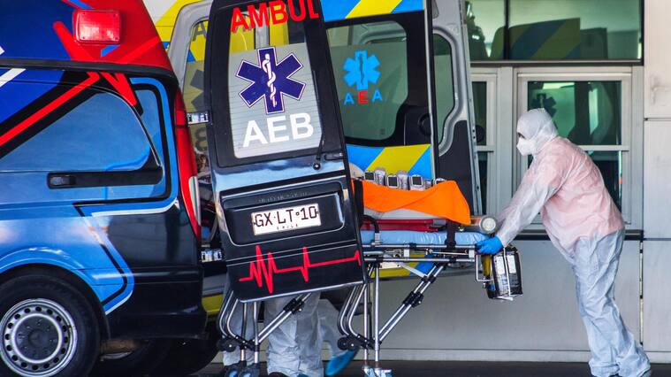 08 DE JULIO DE 2020 / CALAMA Traslados de pacientes desde el Hospital Carlos Cisternas de Calama , durante la pandemia COVID-19 que afecta al país .
FOTO ALFONSO FERNANDEZ /AGENCIA UNO