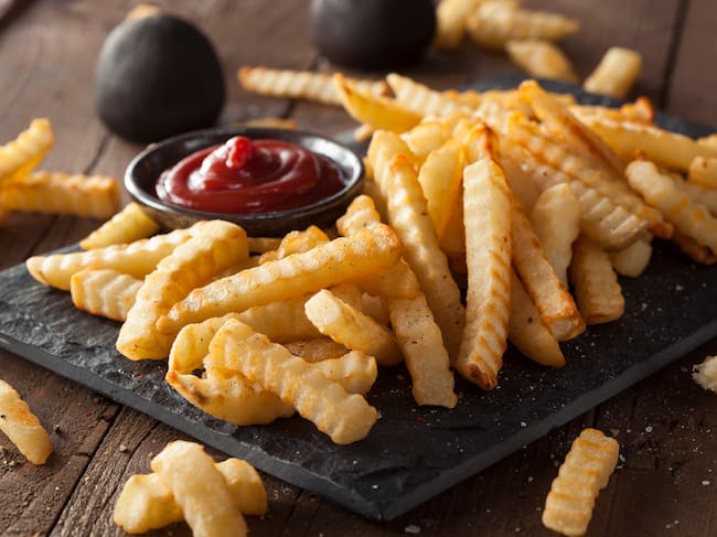 Esta es la cantidad de papas fritas que debes comer por porción, según un experto de Harvard