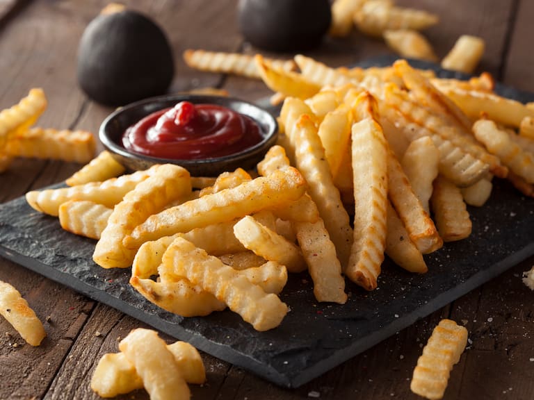 Esta es la cantidad de papas fritas que debes comer por porción, según un experto de Harvard