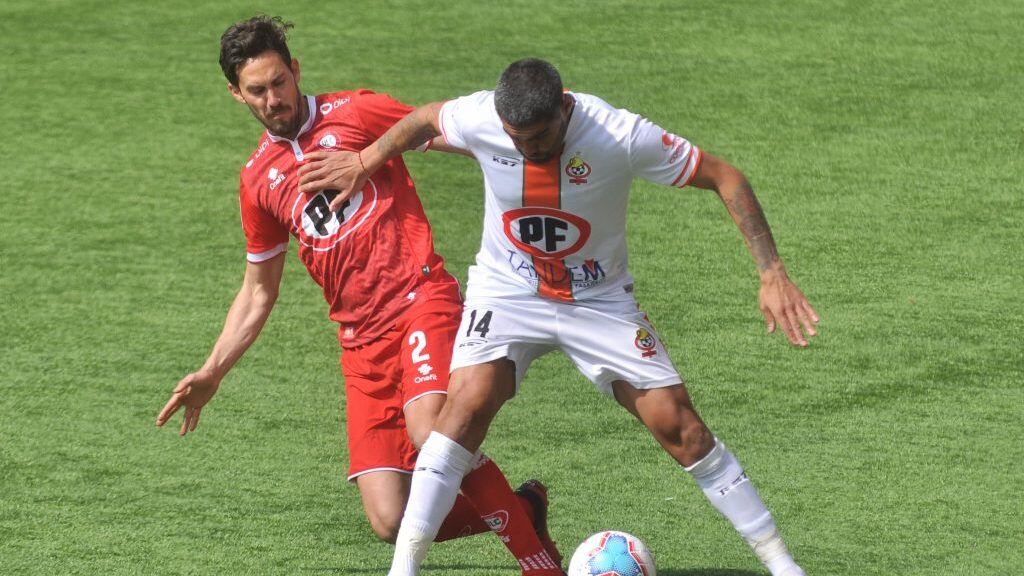 04 DE SEPTIEMBRE DE 2020/LA CALERASantiago Garcia (i) y Sebastian Varas (d) en disputado del balon, durante el partido valido por la fecha 9 del Campeonato Nacional AFP PlanVital 2020, entre Union La Calera y Cobresal, disputado en el Estadio Nicolas Chahuan Nazar.
FOTO: SANTIAGO MORALES/AGENCIAUNO