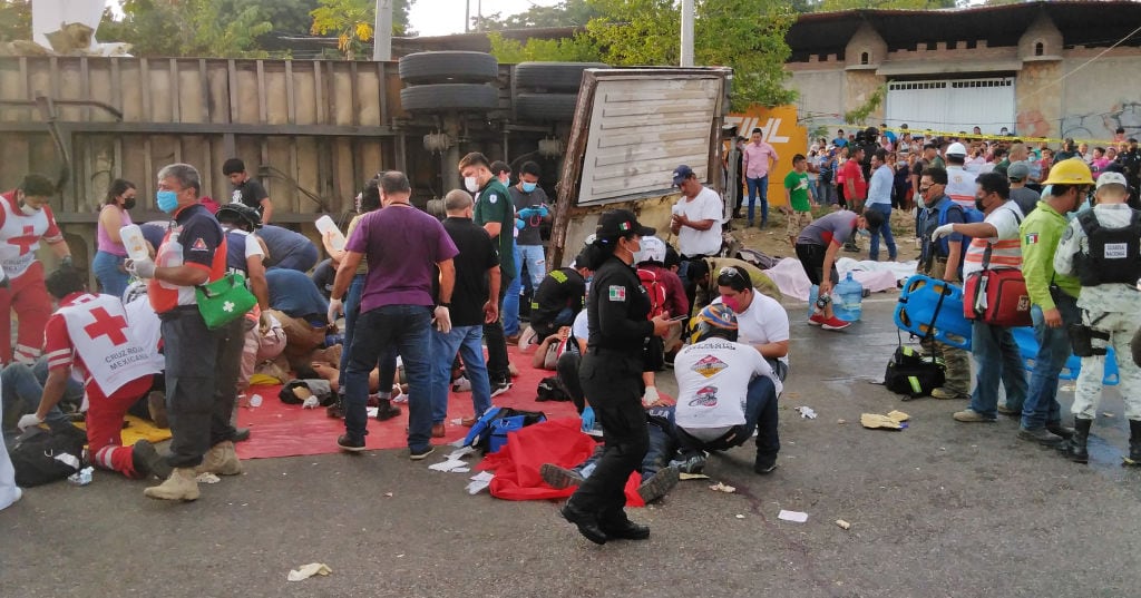 Equipos de emergencia asisten a migrantes heridos en accidente en Chiapas