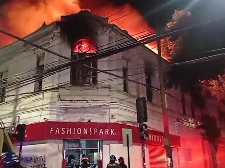 Incendio destruyó por completo un céntrico local comercial en la ciudad de Curicó
