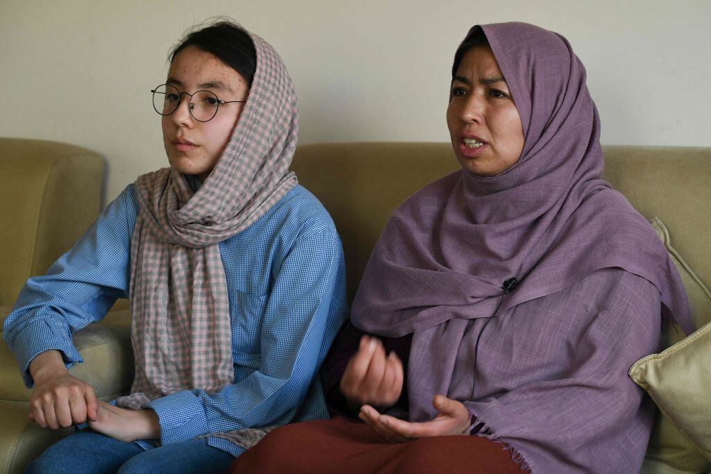 Niña y su madre rechazan el cierre de los colegios para mujeres en Afganistán