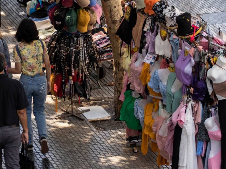 «No nos van a esconder bajo la alfombra»: comerciante ambulante denuncia violento desalojo del municipio de Santiago