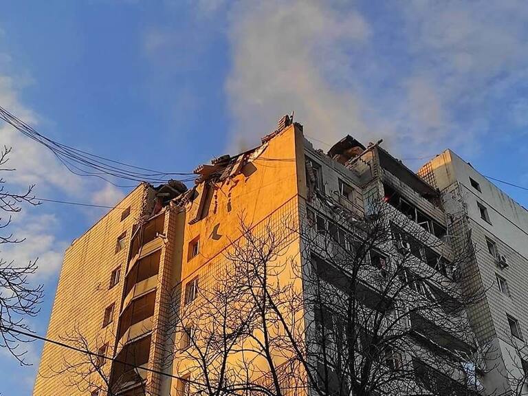 El humo sale de un edificio atacado en una zona residencial de Kiev