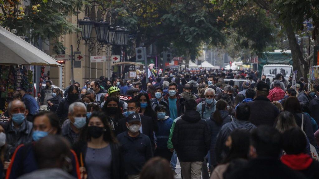 13 de mayo del 2021/SANTIAGOCientos de personas circulan por el paseo Ahumada, durante la apertura de locales y restaurantes en la comuna de Santiago, tras pasar a fase dos de transición.
FOTO: SEBASTIAN BELTRAN GAETE/AGENCIAUNO