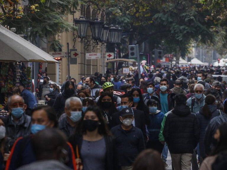 13 de mayo del 2021/SANTIAGOCientos de personas circulan por el paseo Ahumada, durante la apertura de locales y restaurantes en la comuna de Santiago, tras pasar a fase dos de transición.
FOTO: SEBASTIAN BELTRAN GAETE/AGENCIAUNO