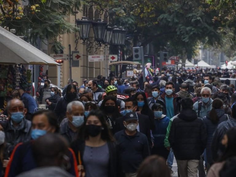 13 de mayo del 2021/SANTIAGOCientos de personas circulan por el paseo Ahumada, durante la apertura de locales y restaurantes en la comuna de Santiago, tras pasar a fase dos de transición.
FOTO: SEBASTIAN BELTRAN GAETE/AGENCIAUNO