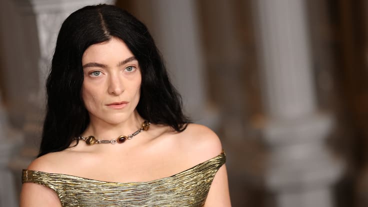 ¿Mística, poeta o mágica?: el público de Lollapalooza Chile 2026 definieron a Lorde previo a su show
