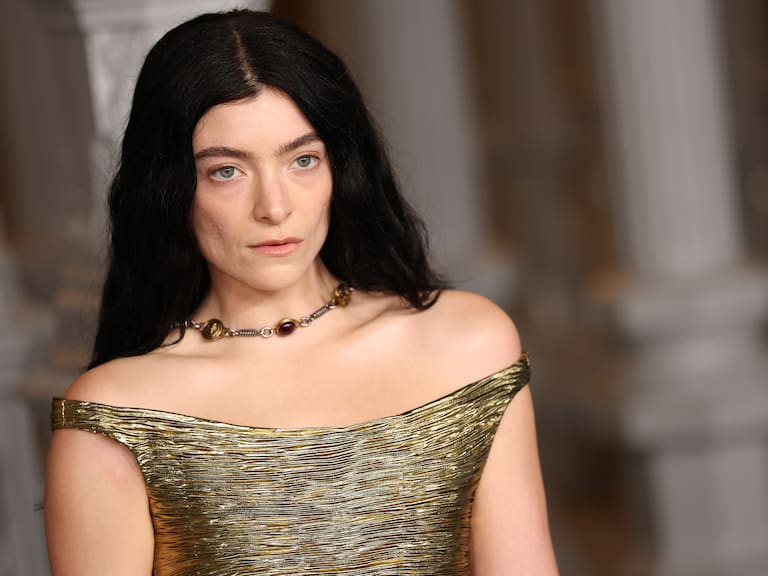 ¿Mística, poeta o mágica?: el público de Lollapalooza Chile 2026 definieron a Lorde previo a su show