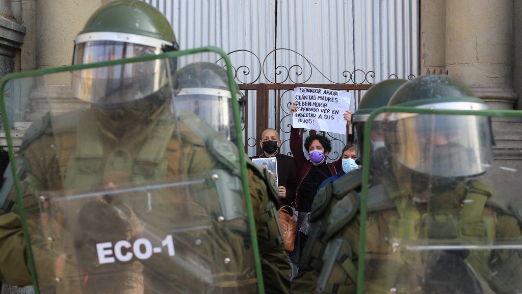 15 de Julio 2021 / SANTIAGOMadres de Presos de la Revuelta, se manifiestan en la entrada de la Catedral de Santiago
Con apoyo de varios constituyentes que estaban en receso
FOTO: DIEGO MARTIN / AGENCIAUNO