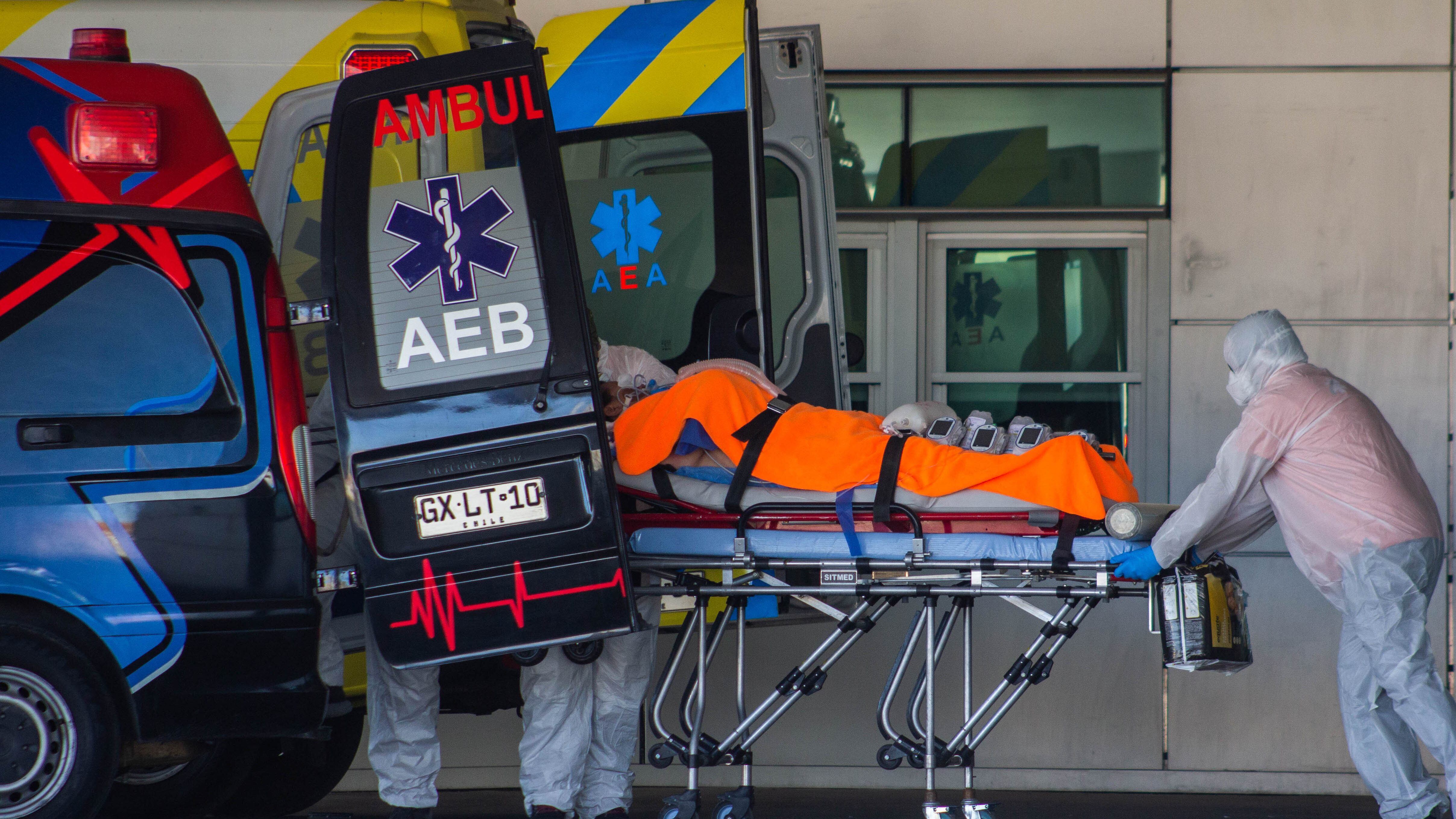 08 DE JULIO DE 2020 / CALAMA Traslados de pacientes desde el Hospital Carlos Cisternas de Calama , durante la pandemia COVID-19 que afecta al país .
FOTO ALFONSO FERNANDEZ /AGENCIA UNO