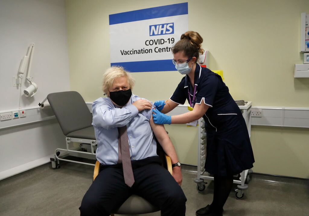 Boris Johnson recibe una dosis de la vacuna de AstraZeneca