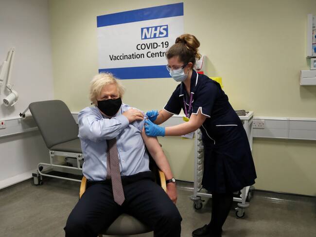 Boris Johnson recibe una dosis de la vacuna de AstraZeneca