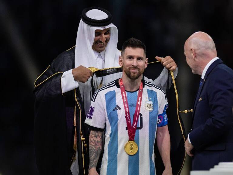 ¡Una locura! Revelan el precio que tiene la túnica que recibió Messi y cuánto le ofrecieron por ella