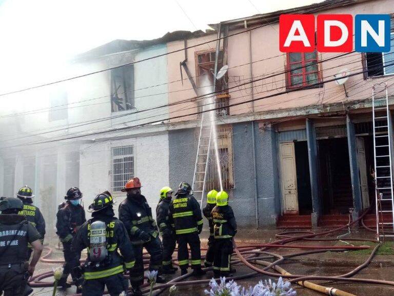 Reportan voraz incendio en cité de Estación Central: 19 compañías de Bomberos trabajan en el lugar
