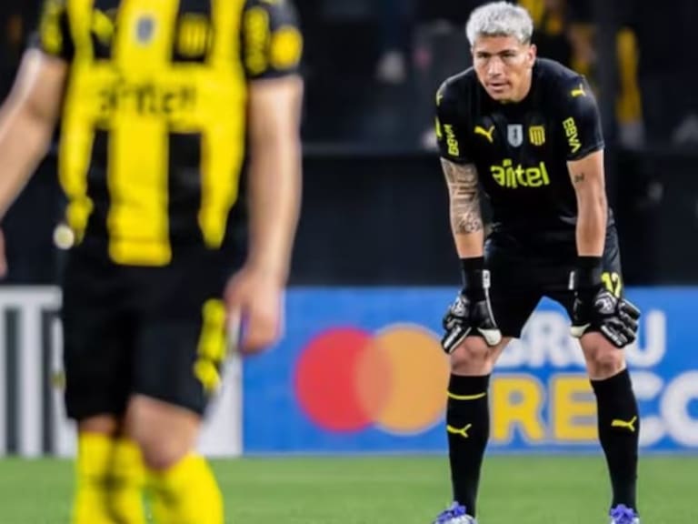 La zaga de Peñarol expone a Brayan Cortés en la ida de la final por el título del fútbol uruguayo