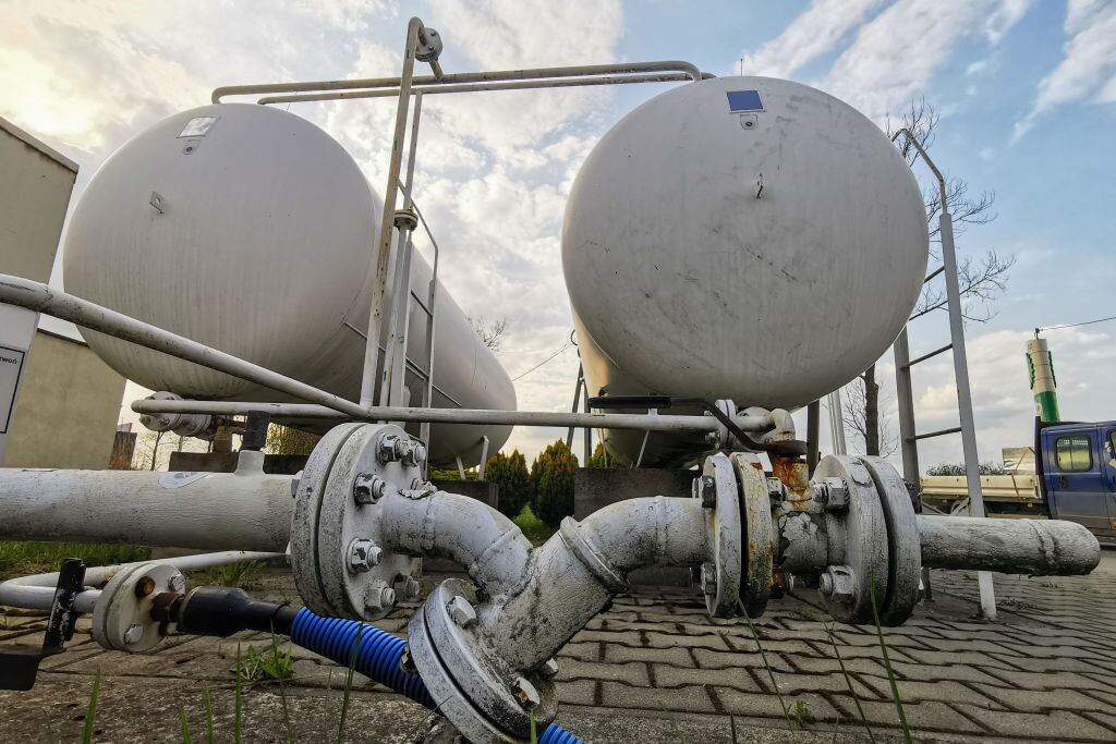 Tanques de recepción del gas de Rusia en una ciudad de Polonia