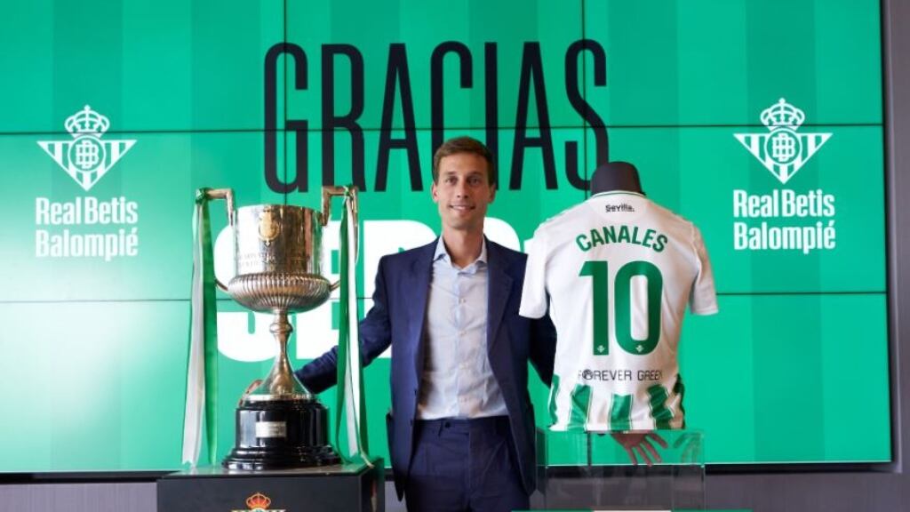 Sergio Canales deja el Betis y será compañero de un chileno en México