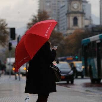 A sacar los paraguas: Meteorología proyecta chubascos para Santiago durante esta semana