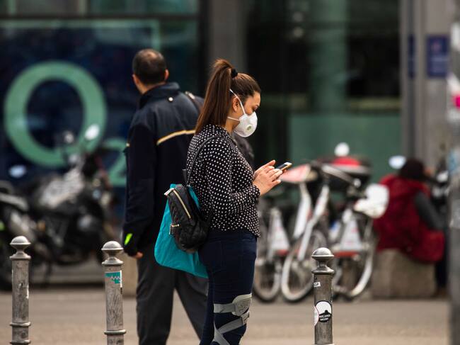 Una mujer espera el transporte público en Berlín