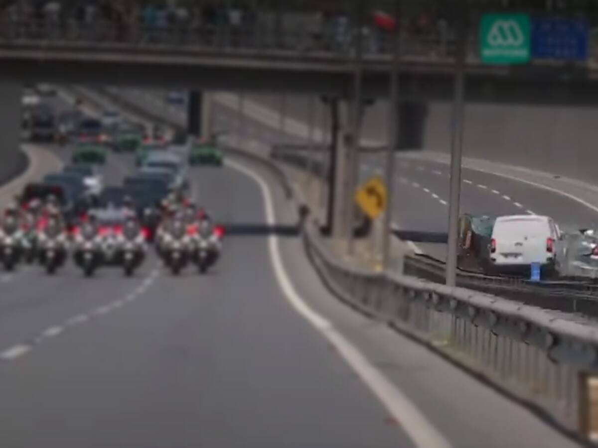 Frente a paso del cortejo fúnebre: cámara registra accidente en Autopista Central