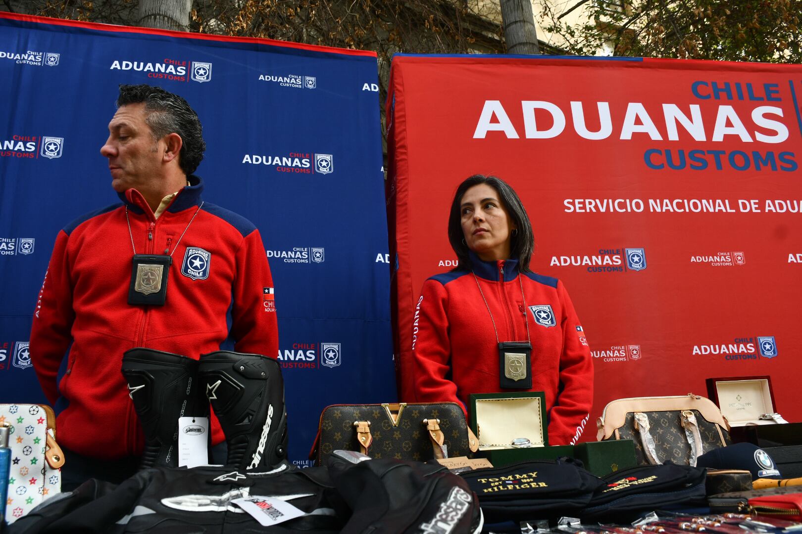 Desde vehículos hasta ropa: Así puedes participar en la última gran subasta del año que realizará Aduanas