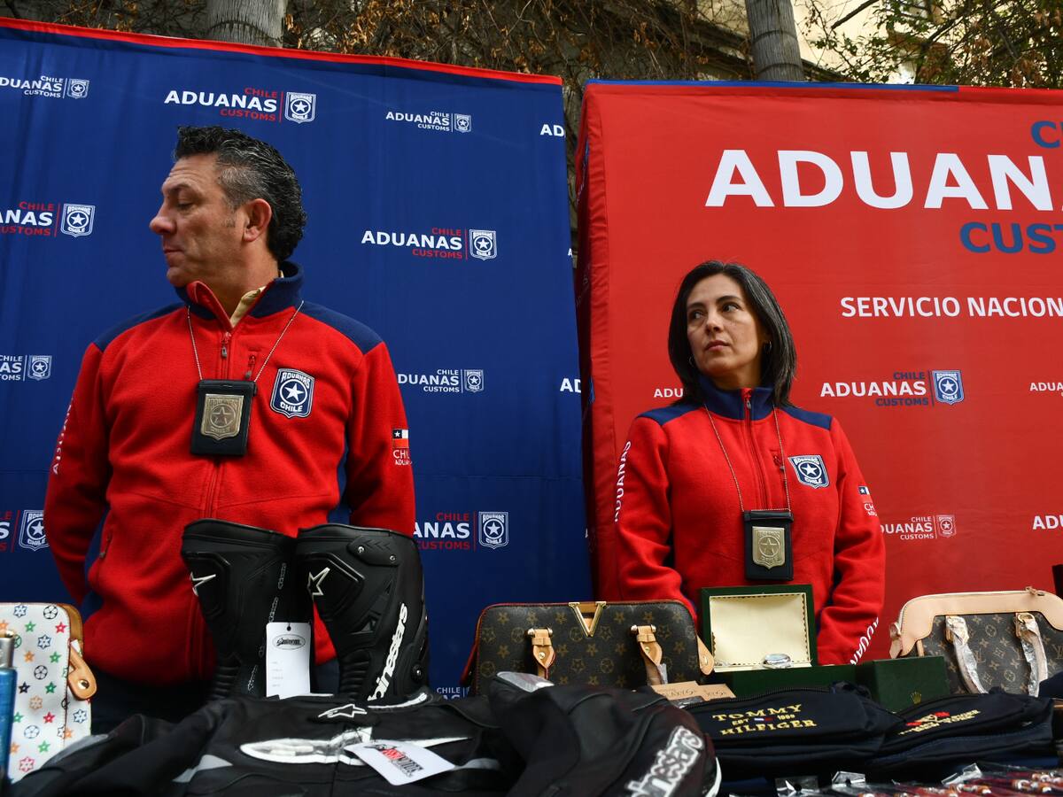 Desde vehículos hasta ropa: así puedes participar en la última gran subasta del año que realizará Aduanas