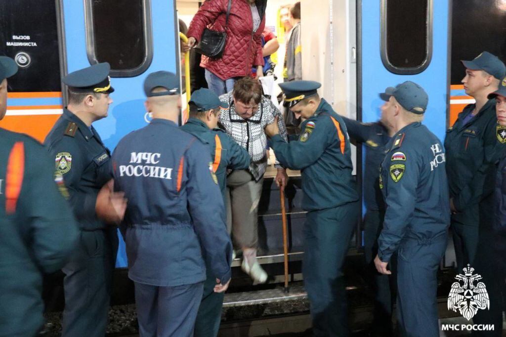 Funcionarios del Ejército de la Federación de Rusia realizan el proceso de evacuación de la región de Kursk ante la ofensiva militar de Ucrania.