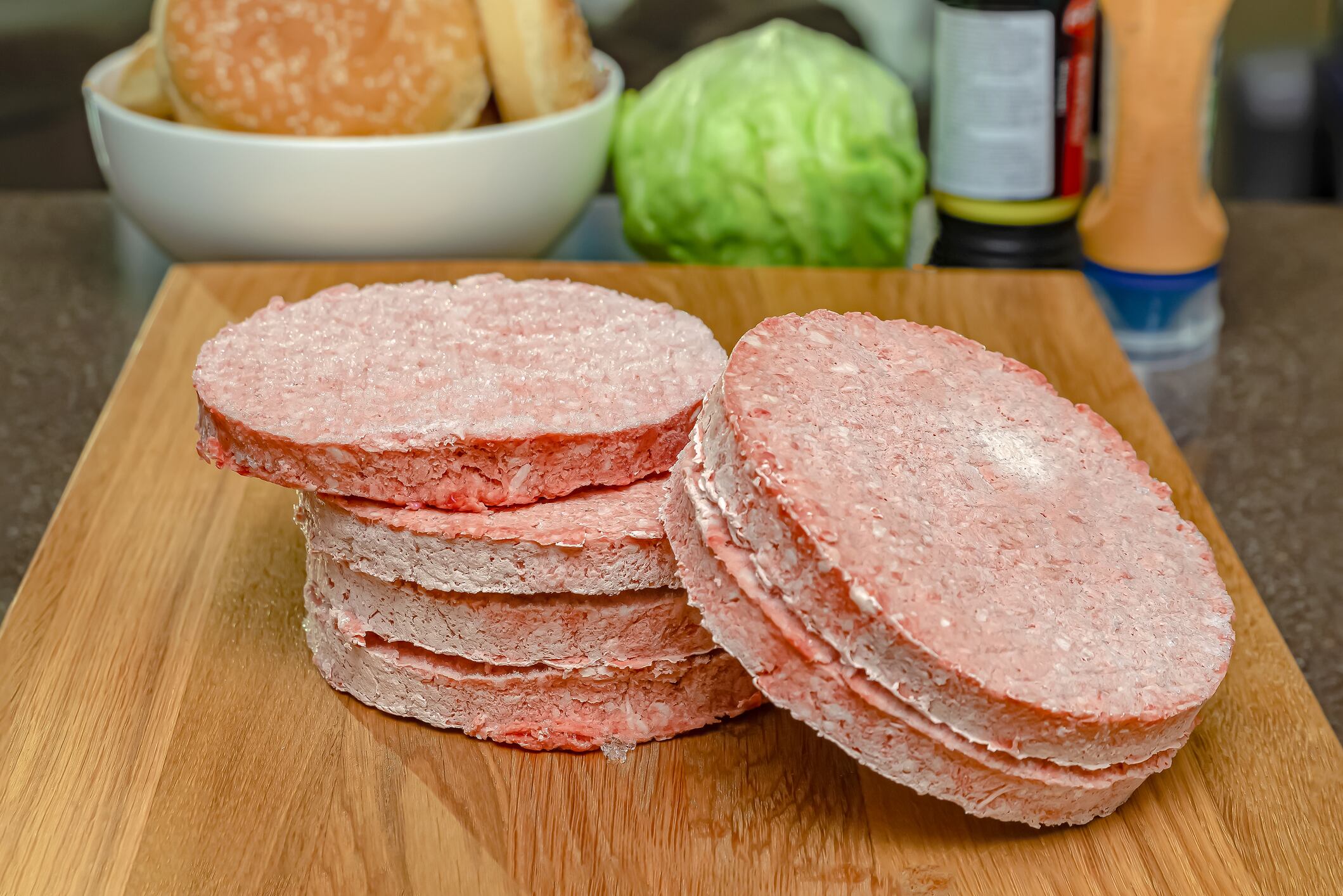 Trágico accidente: hombre pierde la vida al intentar separar dos hamburguesas con un cuchillo
