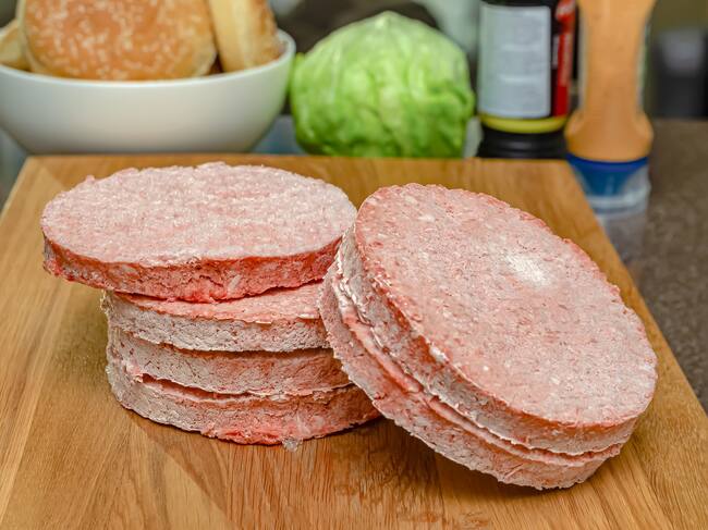 Trágico accidente: hombre pierde la vida al intentar separar dos hamburguesas con un cuchillo