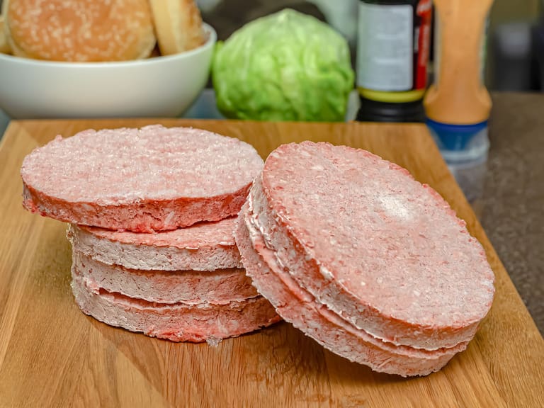 Trágico accidente: hombre pierde la vida al intentar separar dos hamburguesas con un cuchillo