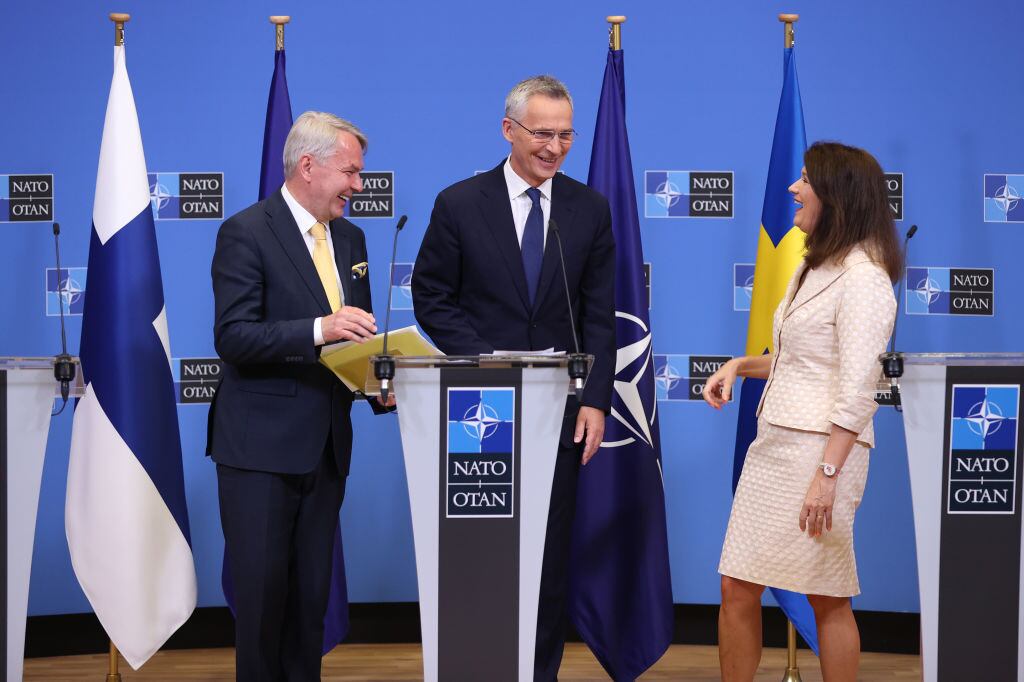 El titular de la OTAN con los cancilleres de Finlandia y Suecia