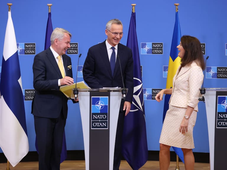 El titular de la OTAN con los cancilleres de Finlandia y Suecia