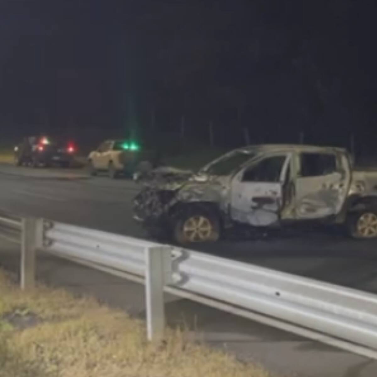 Ataque incendiario en Ercilla deja una camioneta destruida en la Ruta 5 Sur: mujer quedó grave tras ser baleada