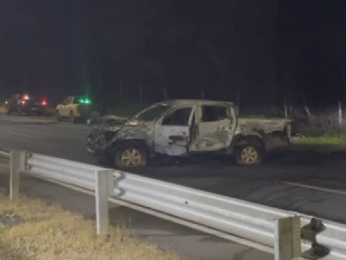 Ataque incendiario en Ercilla deja una camioneta destruida en la Ruta 5 Sur: mujer quedó grave tras ser baleada