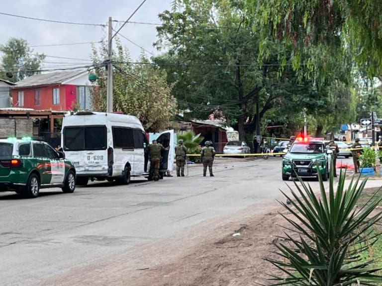 Hallan a hombre muerto tendido en la vía pública en Conchalí: fue baleado tras una discusión