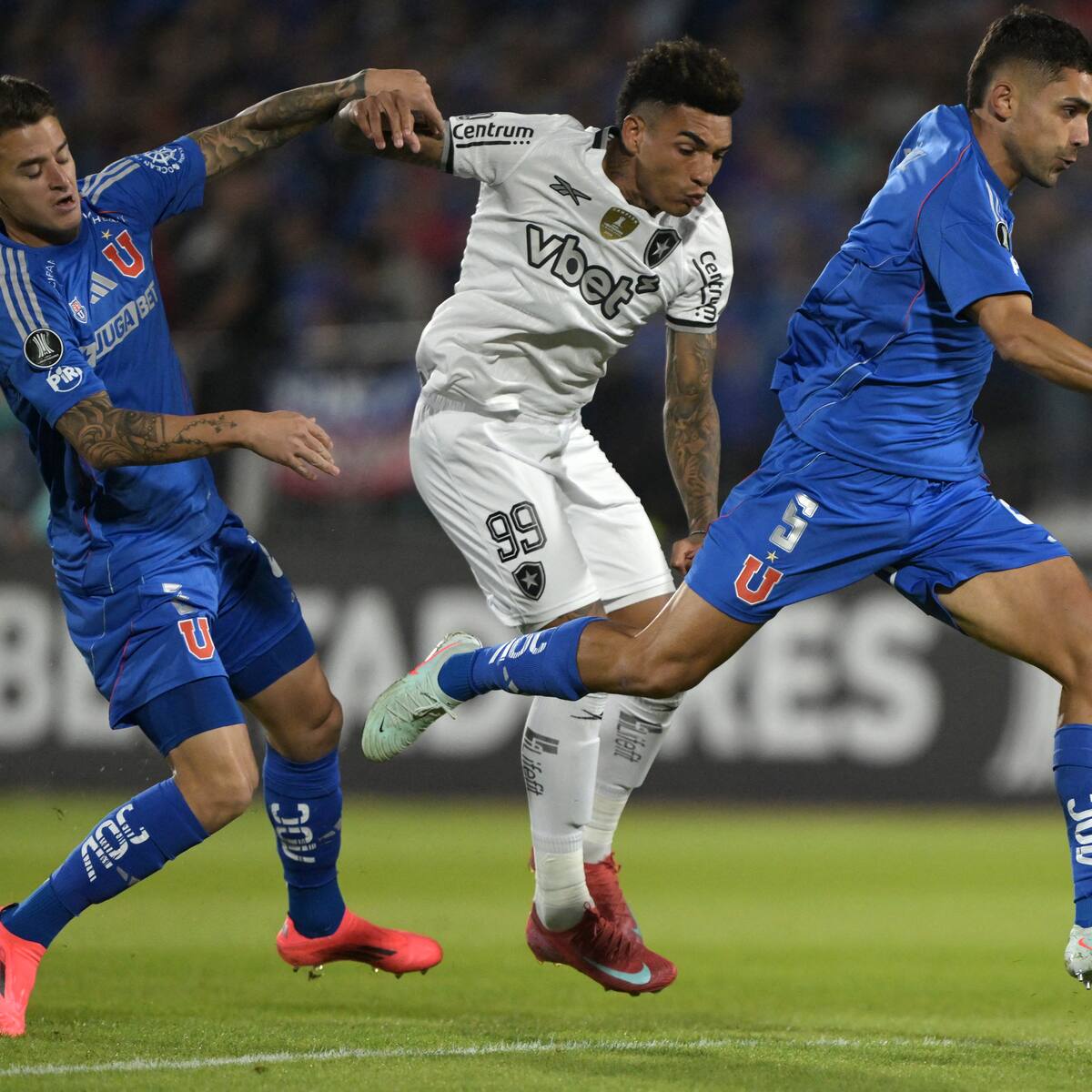 La U batalla para imponerse a Botafogo en su debut por la fase de grupos de la Copa Libertadores 2025