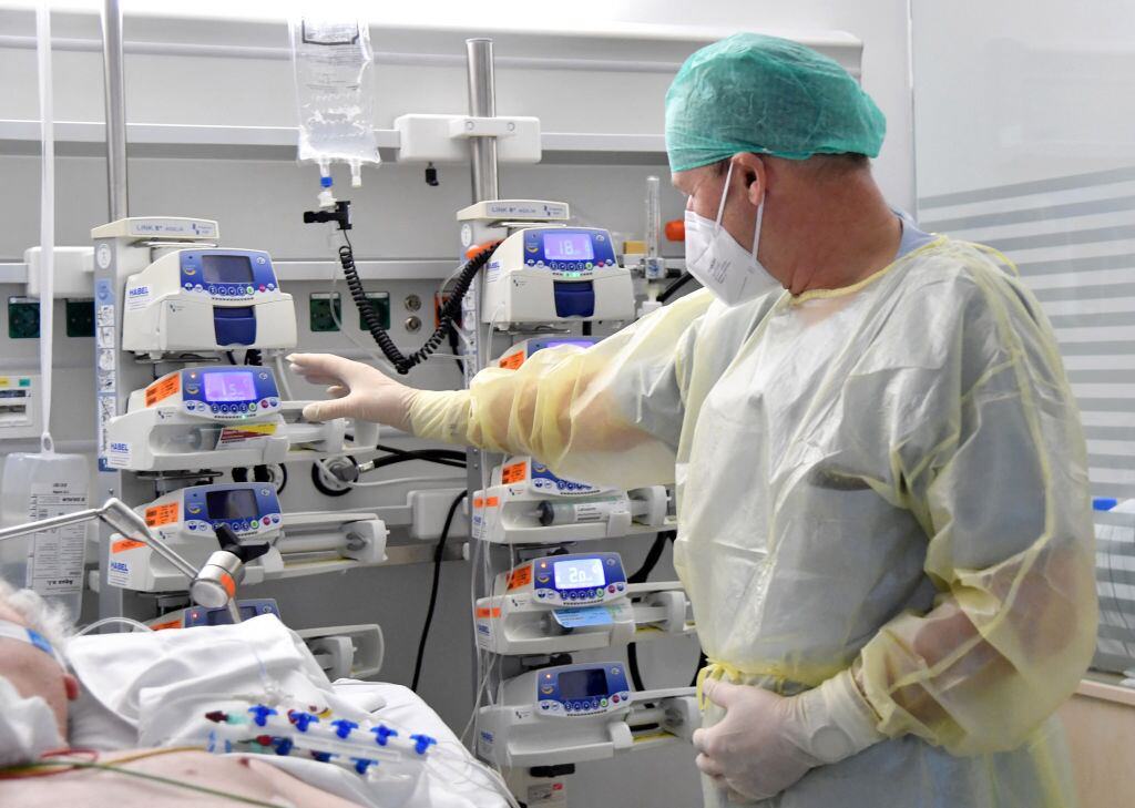 Médico atiende a paciente con Covid-19 en una clínica de Salzburgo
