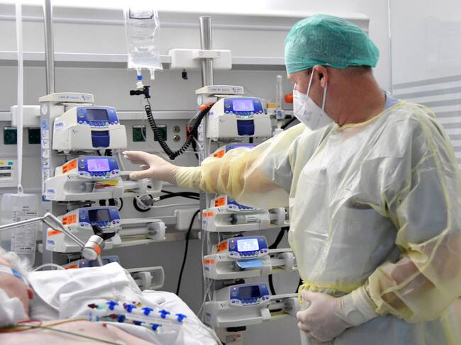 Médico atiende a paciente con Covid-19 en una clínica de Salzburgo