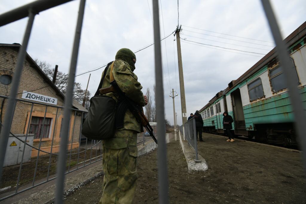 Militares custodian una estación de tren en Donetsk con ruta a Rostov